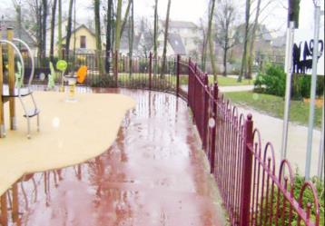 Clôture métallique d'un parc et de son cheminement piéton