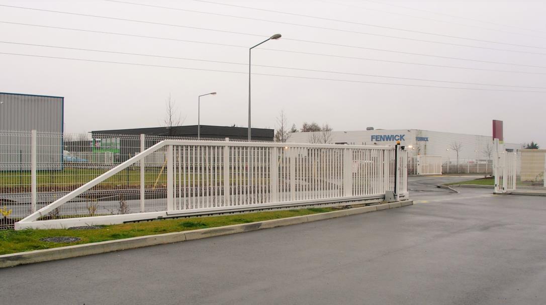Portail autoportant installé sur un site professionnel